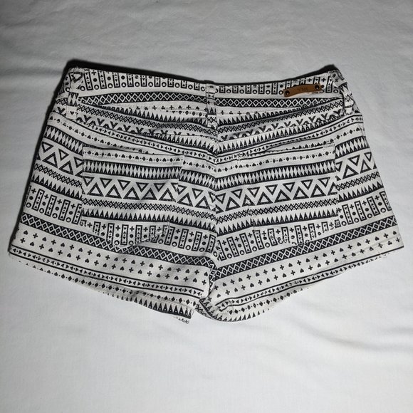 YMI Be True To You 7 Lowrise Bootie Short Black White Aztec Cross Heart Printed - Picture 3 of 11